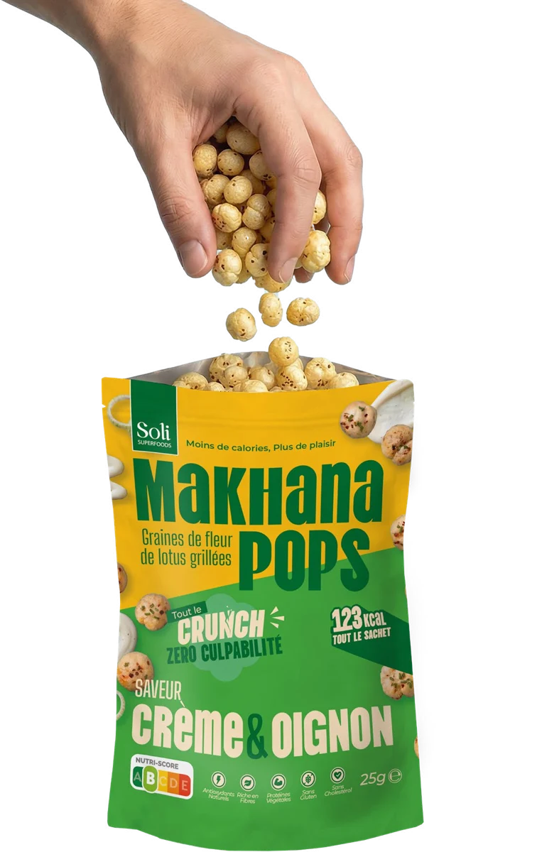 Une main pioche des Makhana Pops dans un sachet Crème & Oignon