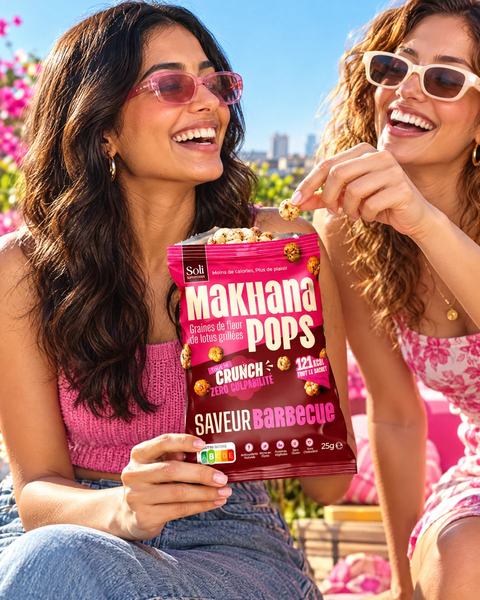 Deux amies partagent un sachet de Makhana Pops Barbecue